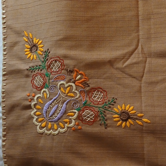 Beautiful Embroidered Tablecloth - Picture 4 of 11